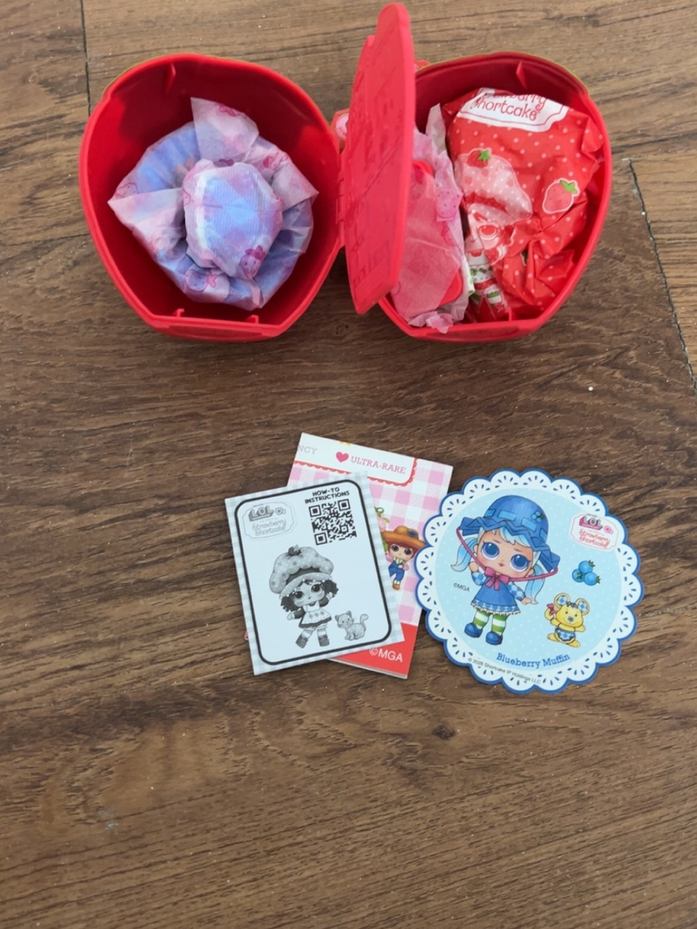 L.O.L. Surprise! Red Heart Capsule with Pink Tissue & Blue Character Cards